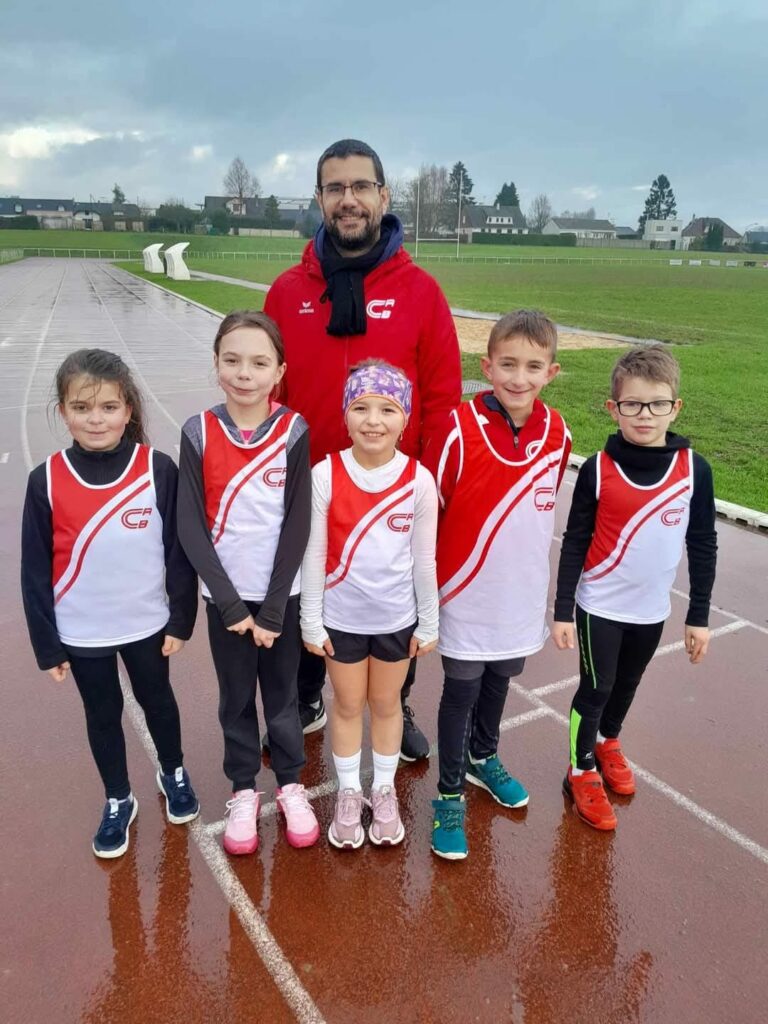 Peut être une image de 6 personnes, personnes jouant au football et personnes jouant au foot