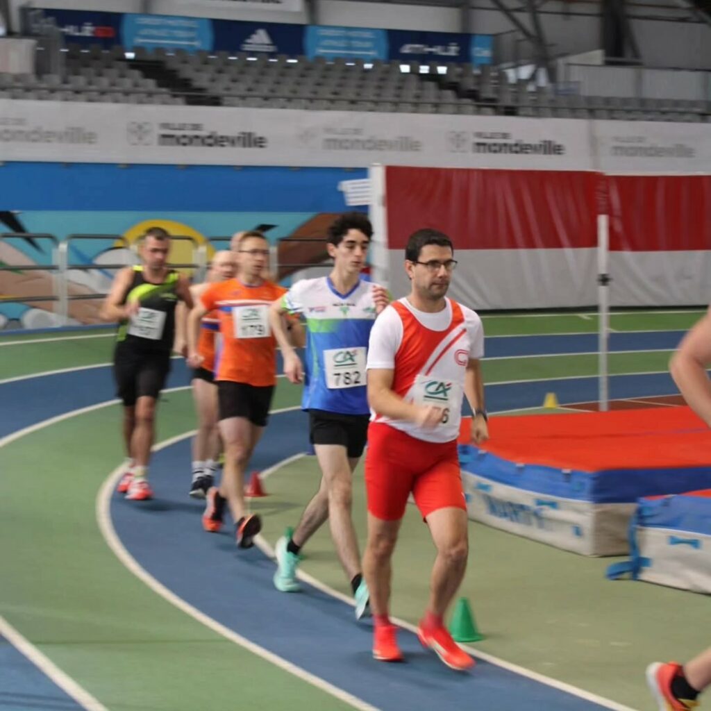 Peut être une image de 4 personnes, athlétisme et texte