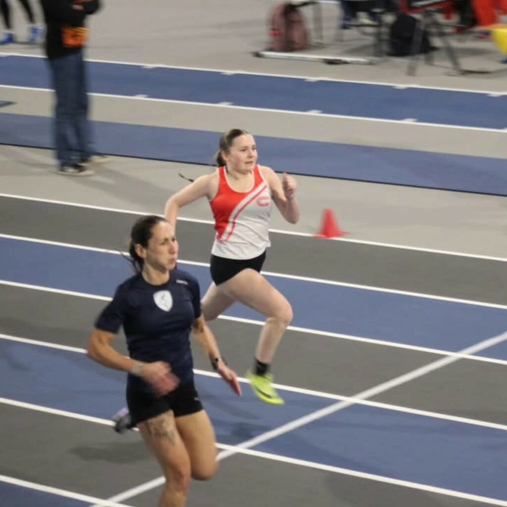 Peut être une image de 3 personnes et athlétisme