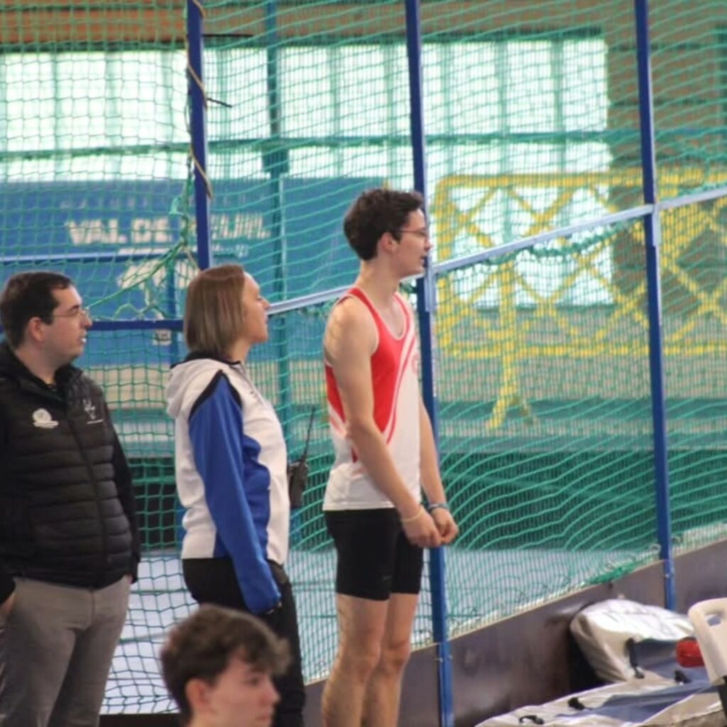 Peut être une image de 3 personnes, athlétisme et trampoline