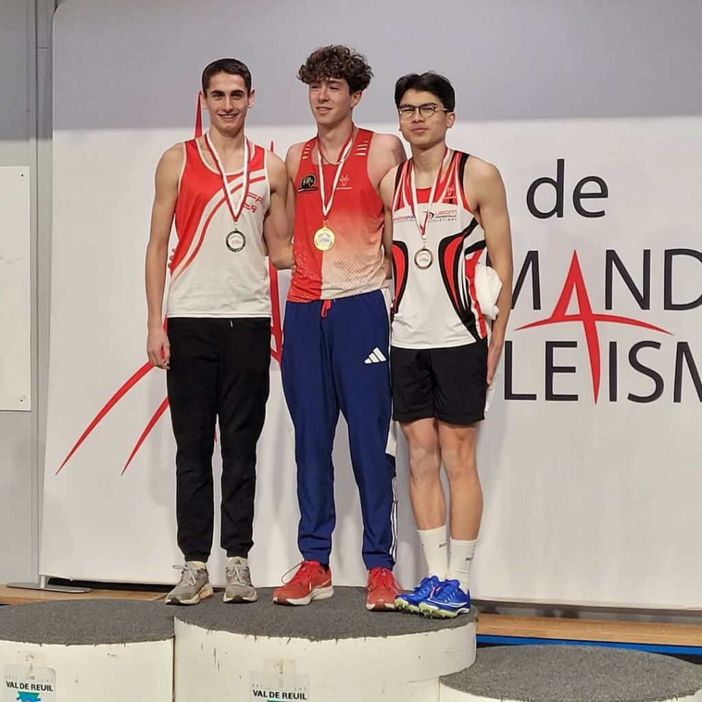 Peut être une image de 3 personnes, athlétisme et texte