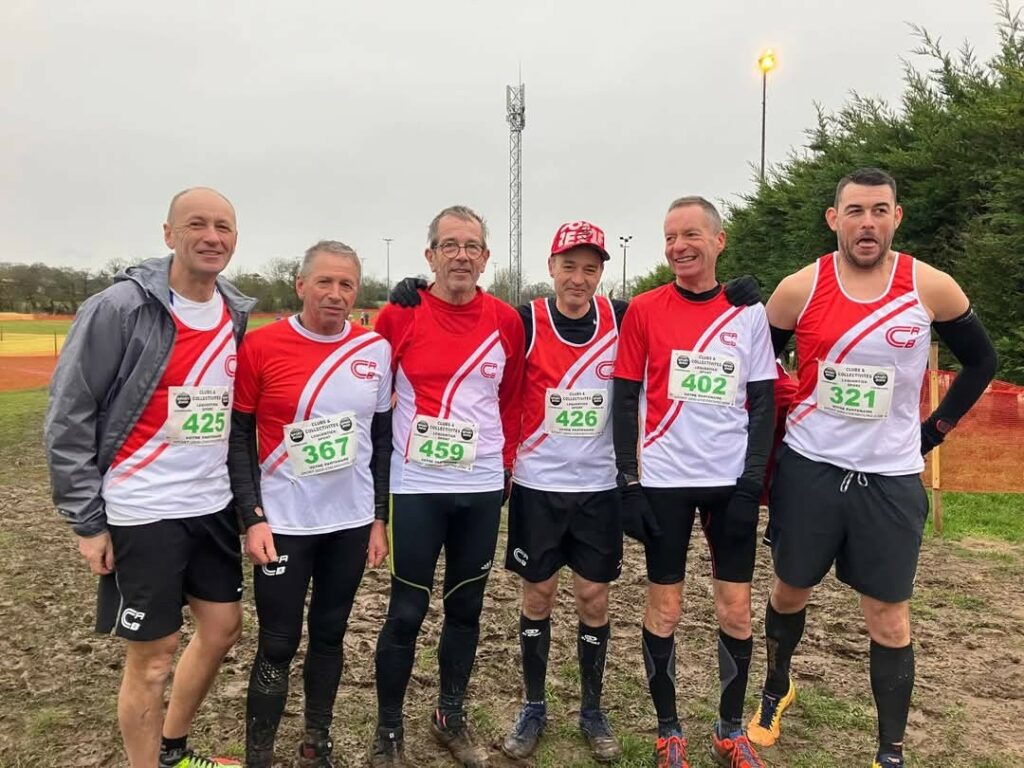 Peut être une image de 6 personnes et personnes jouant au football