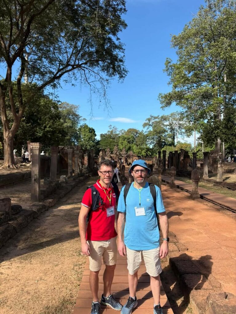 Peut être une image de 2 personnes, monument et temple