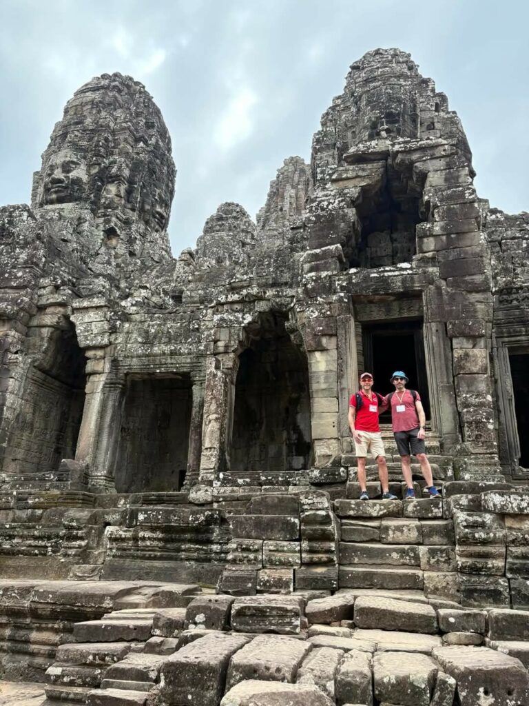 Peut être une image de 2 personnes, monument et temple