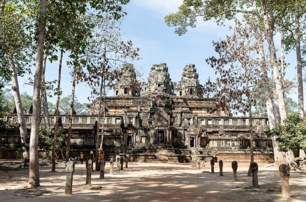 Peut être une image de 3 personnes, temple et monument