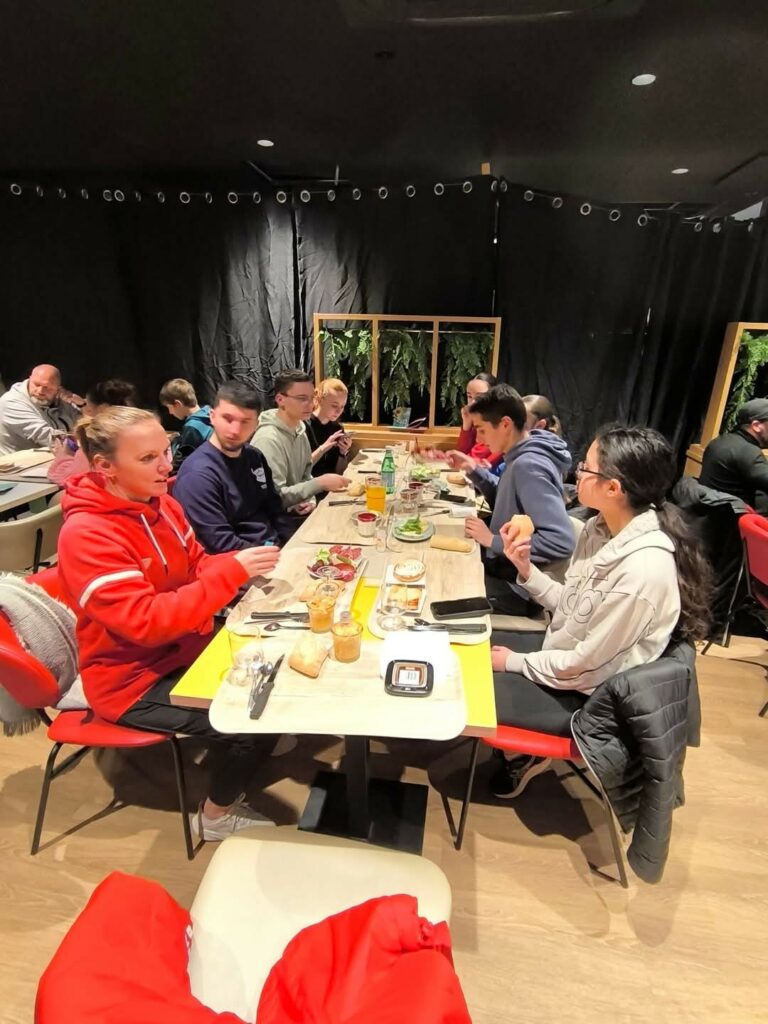 Peut être une image de 8 personnes, personnes qui étudient et table