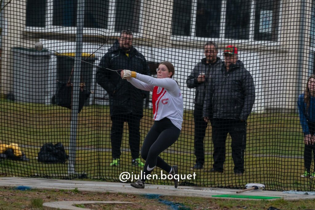 Peut être une image de 5 personnes, athlétisme, frisbee, trampoline et texte