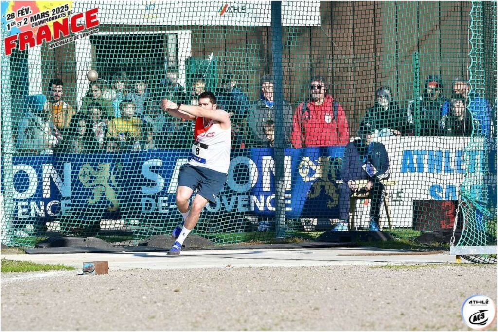 Peut être une image de 5 personnes, personnes jouant au football, personnes jouant au foot, personnes jouant au volley, athlétisme, personnes jouant au tennis et texte