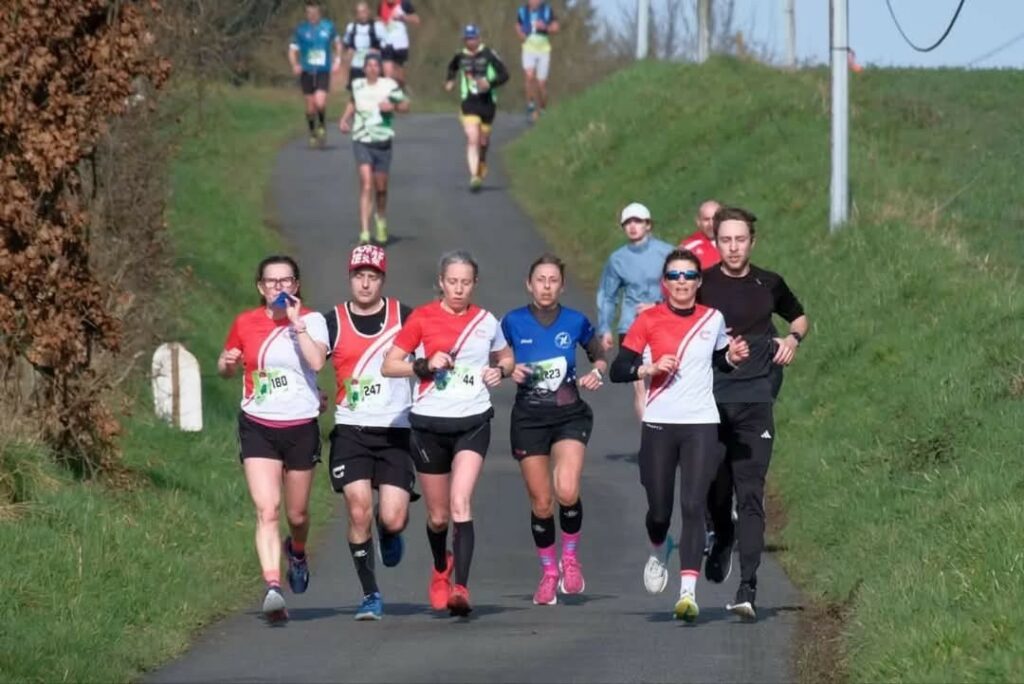 Peut être une image de 11 personnes et route